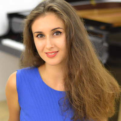 Cine este Sînziana Mircea, prima pianistă din România devenită  Young Steinway Artist